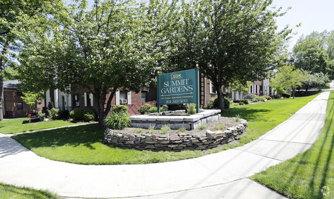 Building Photo - Summit Gardens Rental