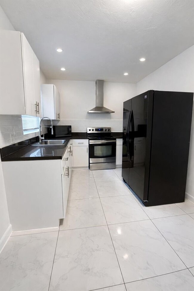 Photo - $2,450 1942 Funston Street #1-5