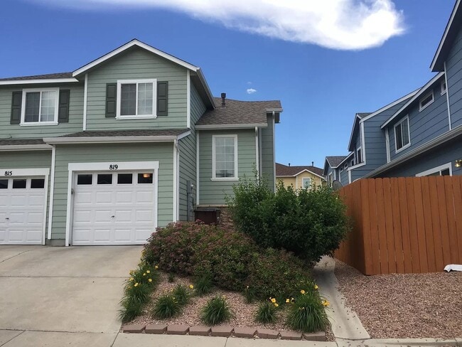 Building Photo - 3 bedoom 2.5 bath townhome close to Powers...