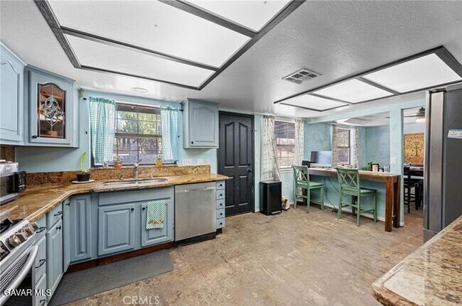 712 Ave R-8