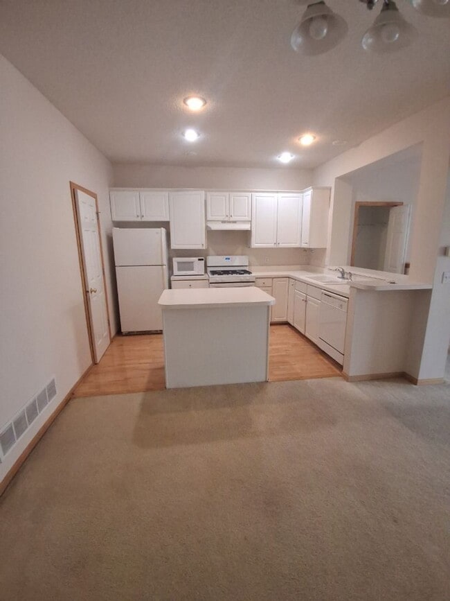 Photo - Light and bright! 2 BR, 1.5 BATH Woodbury ...