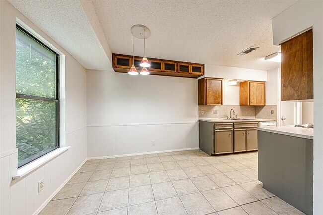 Photo - 7000 Whispering Oaks Dr