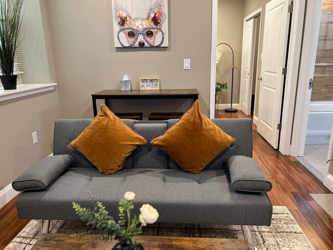 Fully furnished .Washer and Dryer .MOVE IN RIGHT Away - 1422 Callowhill St Unit 302