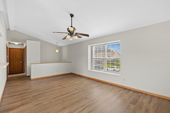 Photo - 708 Tobermory Ct