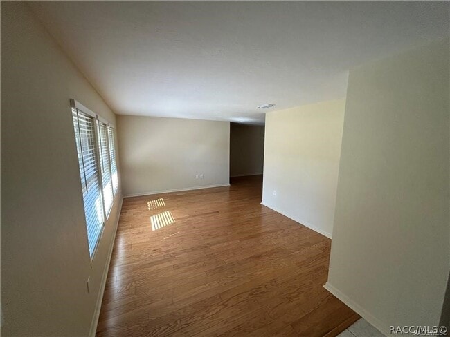 Photo - 515 E Falconry Ct