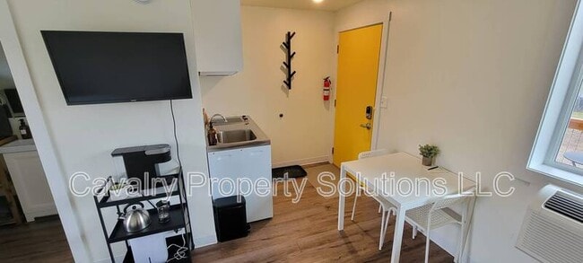 Photo - 923 E Central Entrance Unit All Utilities Included