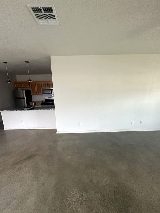 Photo - AVAILABLE NOW! - 2 WEEKS FREE (SECTION 8 A...