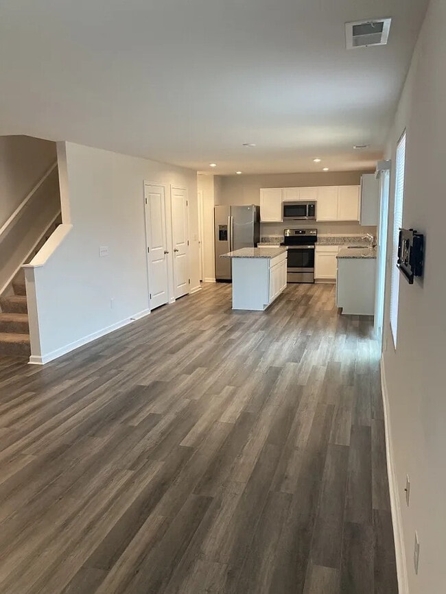 Photo - 5 Bedrooms 2.5 Bedrooms