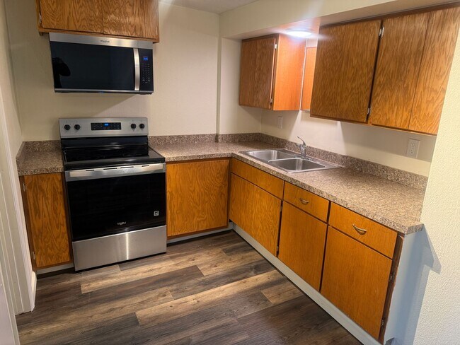 Photo - Studio apartment with a large garage in Eugene!