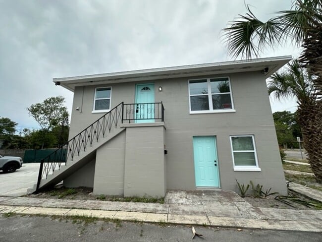 1110 16th St S Unit 1110 16th St. S, Apt. B (Upstairs)