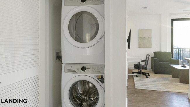 Photo - 1007 S Mint St Unidad 801