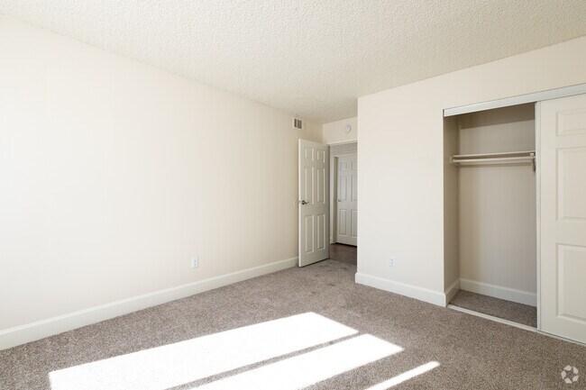 2BR, 2BA - 1050SF