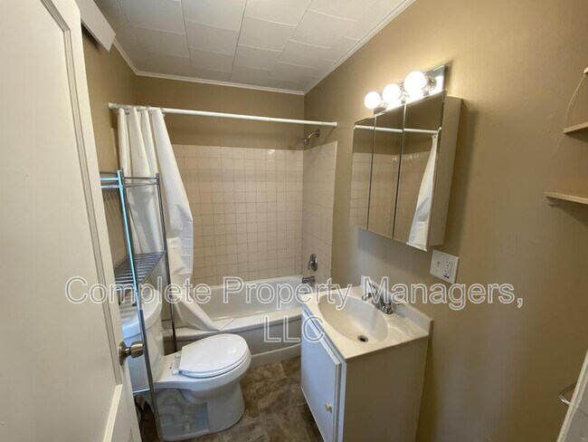 Photo - 220 E 7th St