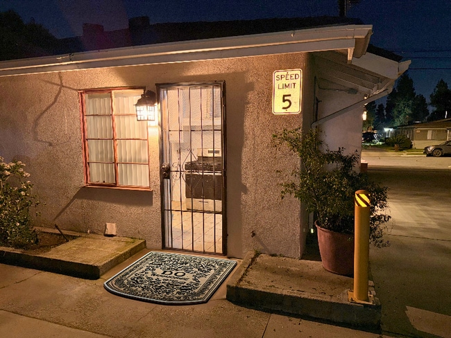 Building Photo - 843 W Walnut Ave