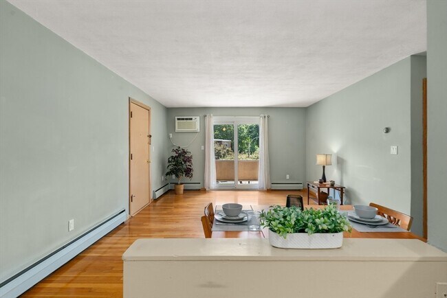 Photo - 76 Lionel Ave Unidad E