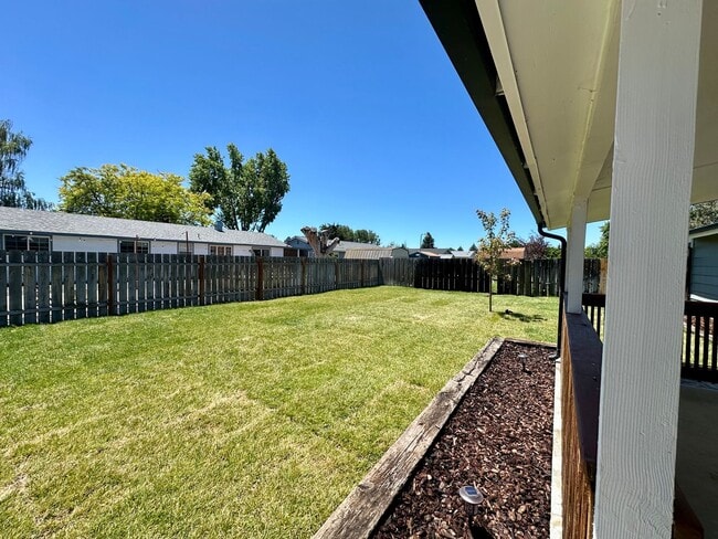 Photo - Pet-Friendly 4 Bedroom Home with Fenced Yard & Air Conditioning