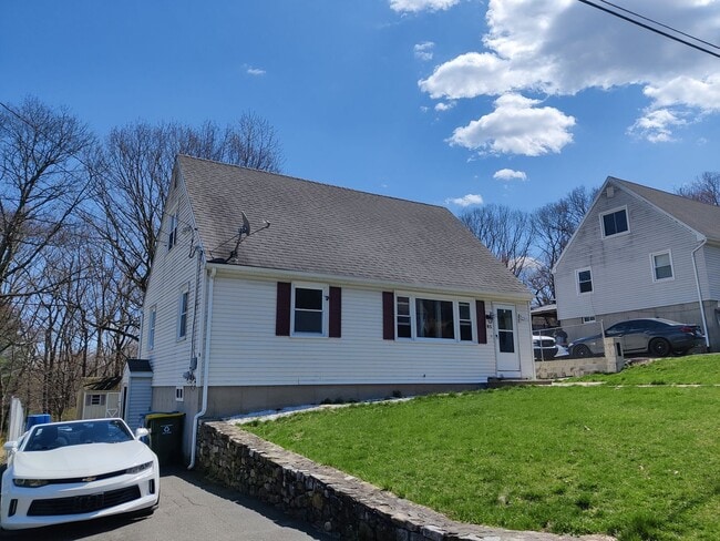 Building Photo - BEAUTIFUL Waterbury Cape w/ 4 Bedrooms, 2 ... Rental