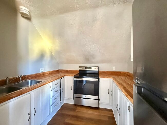 14 Oak St Unit 3