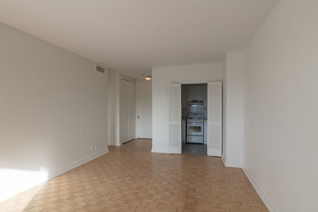 Building Photo - 3555 Chem. de la Côte-des-Neiges Unit 1210