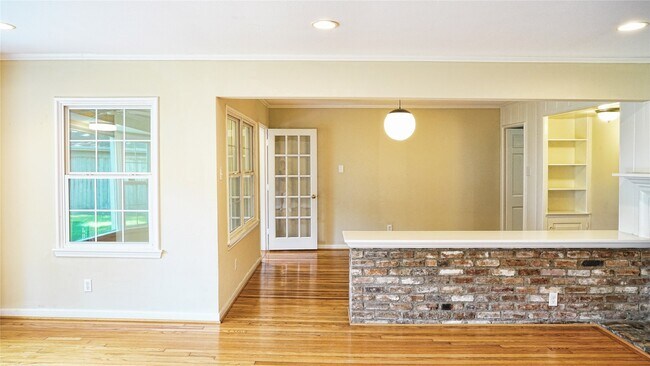 Photo - 2047 McClendon St