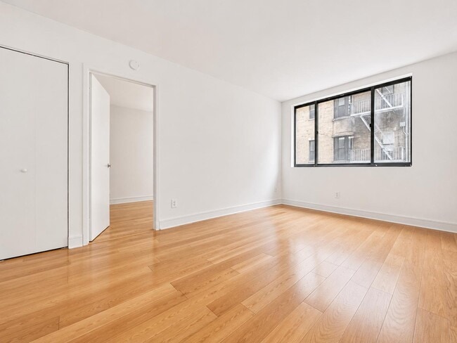 Photo - 323 W 96th St Unidad 403