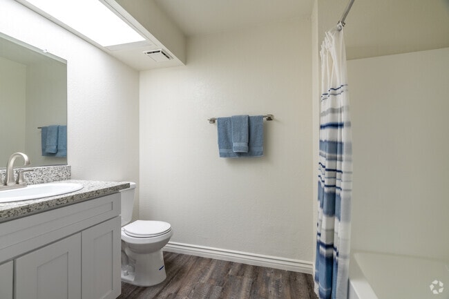 2BR, 2BA - 810SF