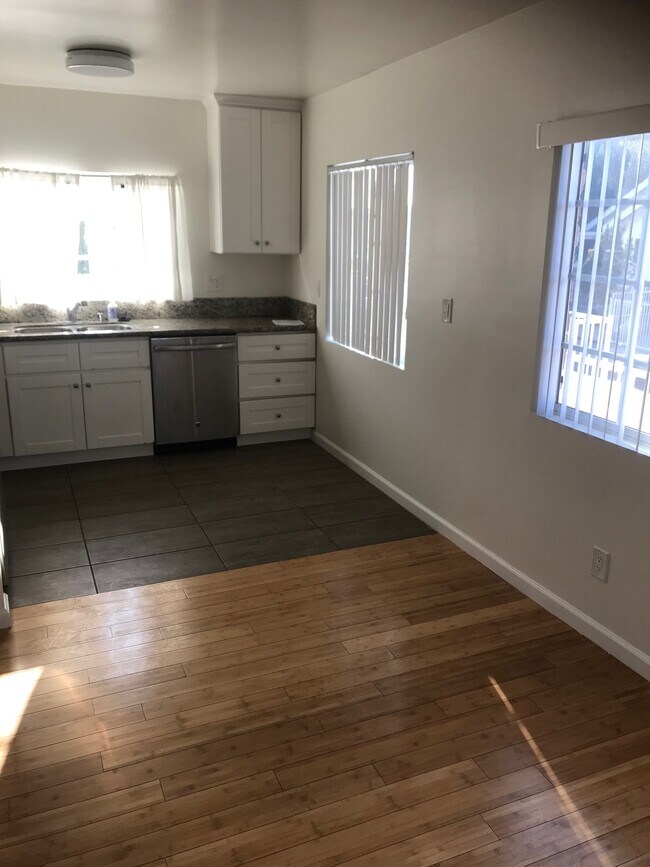 Photo - 1828 Montrose St Unit 4