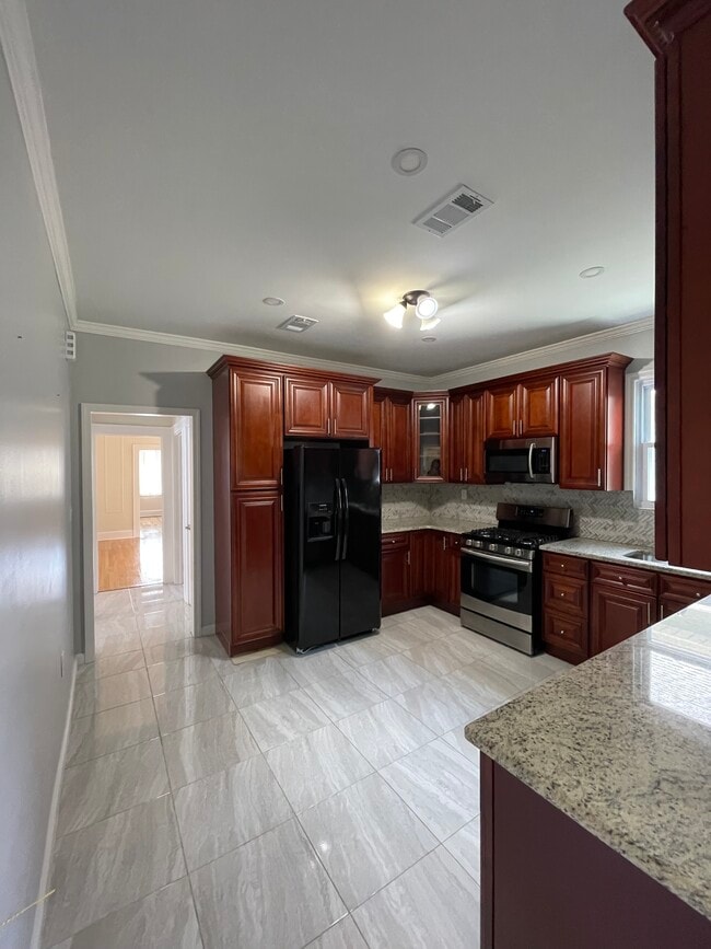 Building Photo - 1018 Kilsyth Rd Unit 2