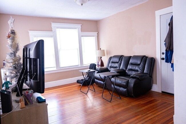 Building Photo - 38 Greenacre Square Unit 2