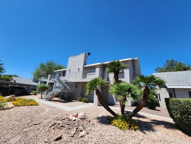 Building Photo - Lovely 2 Bed 2 Bath Downstairs Condo in Gr...