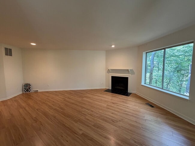 Photo - 1250 Clifden Green