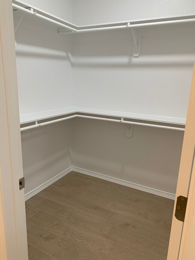 Armario - 918 N Spruce St Unidad 2