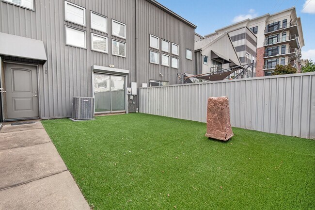 Photo - 706 Ruthven St