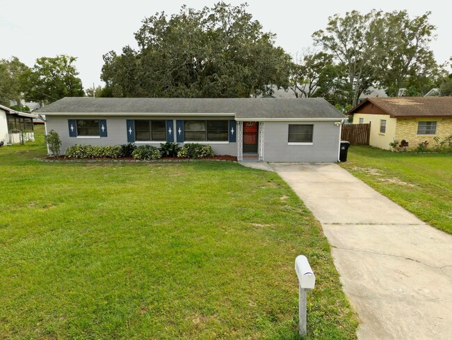 Building Photo - 4 bed 2 bath home
