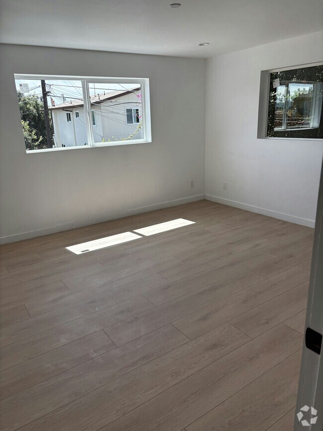 Building Photo - 3015 S Norton Ave Unit 3015 1/4 Rental
