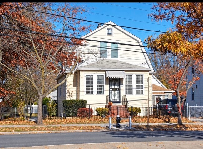 Building Photo - 16501 Union Tpke Unit Duplex in Fresh Meadows!