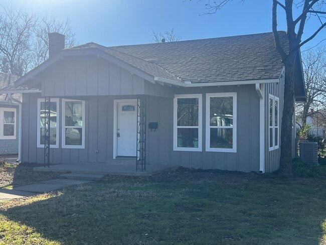 Corner Lot House, Brand New HVAC System - 822 W Fischer St Unit 2