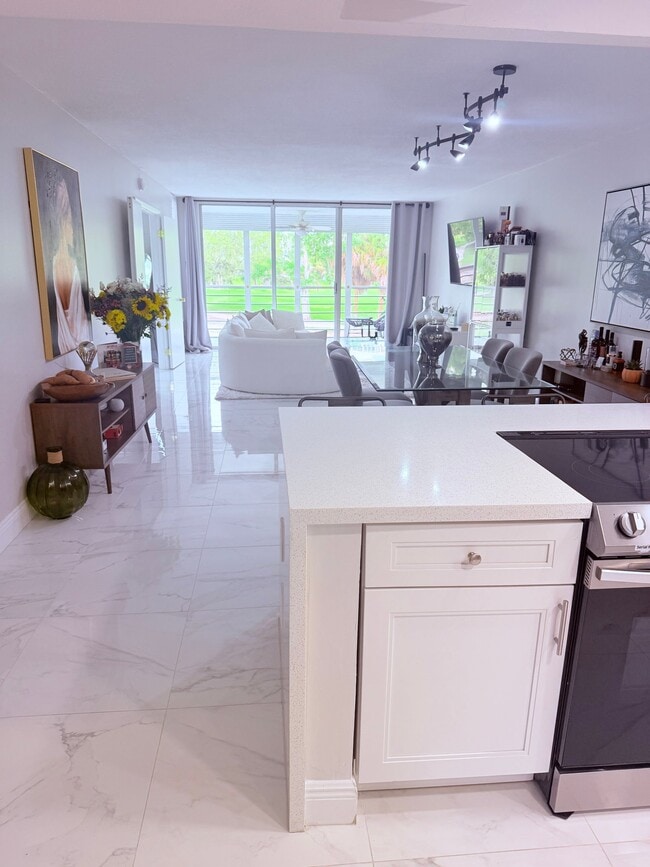 Photo - 545 Oaks Ln Unit 204