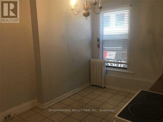 Photo - 201 Dundas St E