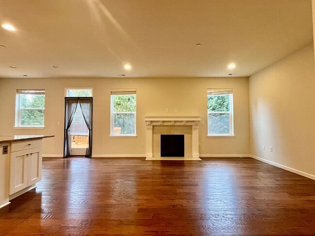 Building Photo - Spacious 5-Bedroom Home for Rent in Kenmore