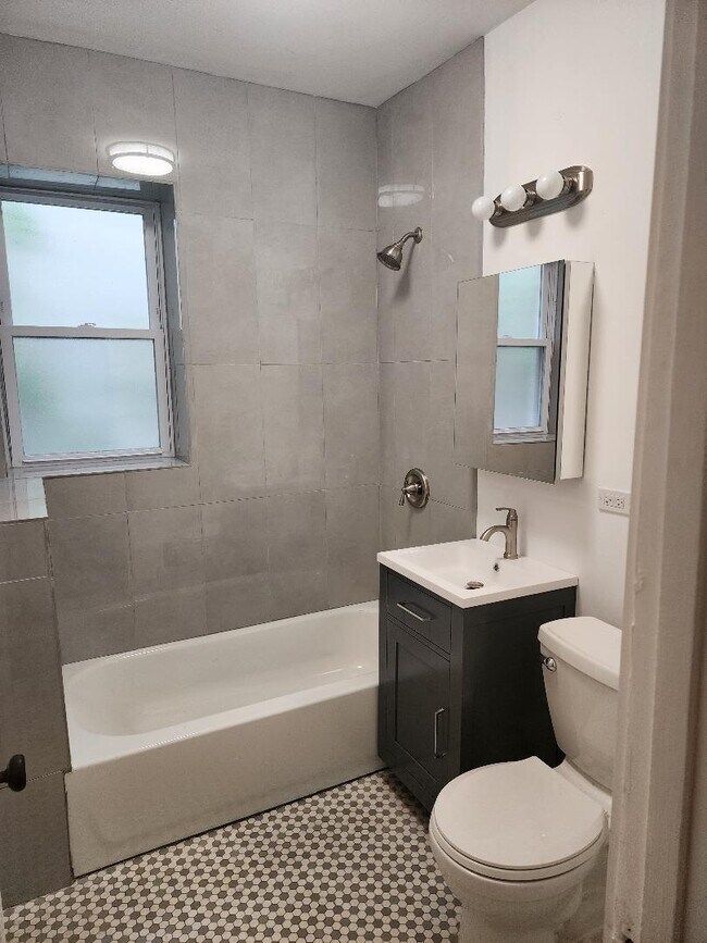 Photo - 2507 W Belle Plaine Ave Apartments Unit 1E