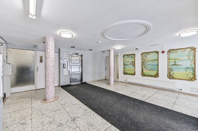 Photo - 333 Dixon Road