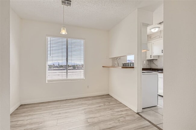 Building Photo - Stunning Recently Updated, 2 Bedroom Unit 3
