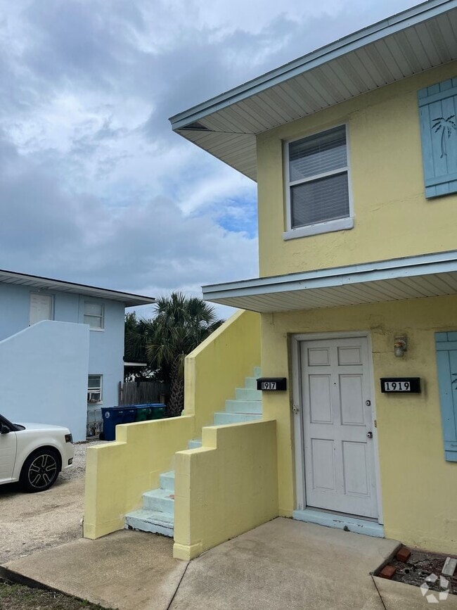 Building Photo - Steps to the beach! Rental