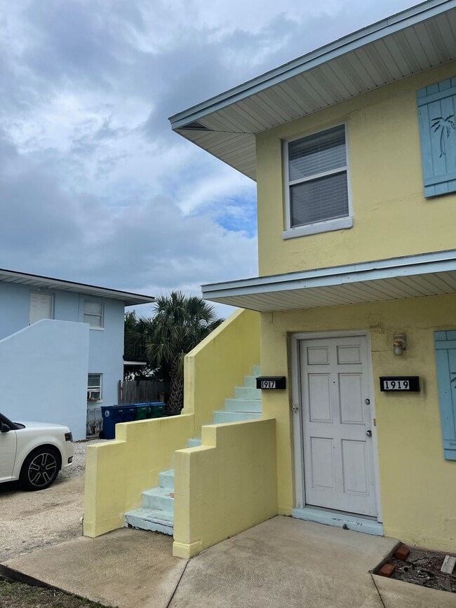Building Photo - Steps to the beach! Rental