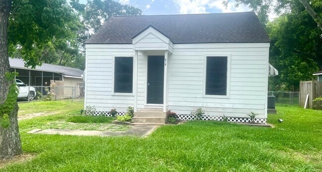 Photo - 1010 N Valderas St House