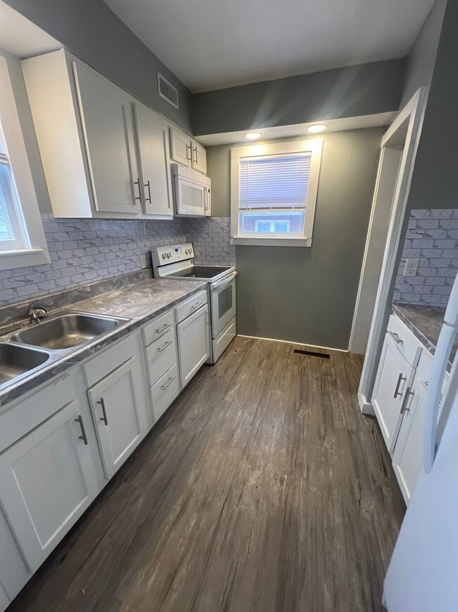 Photo - Spacious 3 bedroom 2 bath!