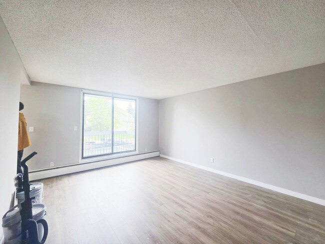 Photo - 12003-12139 139 Ave NW