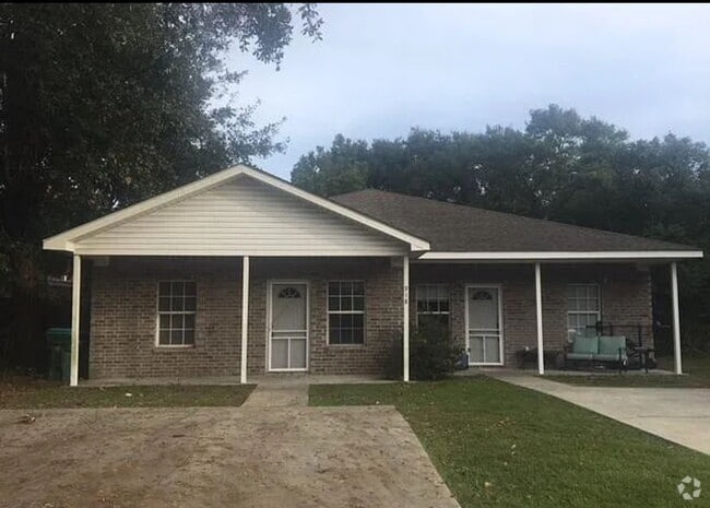 Building Photo - Charming 3-Bedroom, 2-Bathroom Duplex in G... Rental