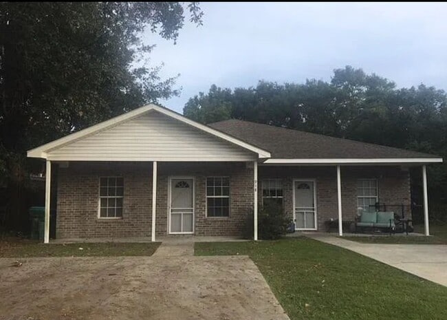 Building Photo - Charming 3-Bedroom, 2-Bathroom Duplex in G... Rental